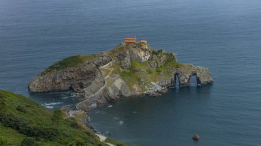 San Juan de Gaztelugatxe, İspanya 'nın başkenti Bermeo' da bulunan bir köprü ile anakaraya bağlanan Vaftizci Yahya 'ya adanmış bir kilise..