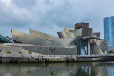 Bilbao, İspanya: Guggenheim Müzesi, Kanadalı-Amerikalı mimar Frank Gehry tarafından tasarlanan modern ve çağdaş sanat müzesidir..