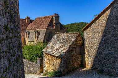 Ortaçağ Beynac kasabası Dordogne Nehri üzerindeki bir kireçtaşı uçurumunda yükseliyor. Fransa, Dordogne Bölümü, Beynac-et-Cazenac