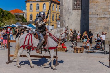 Caminha, Portekiz: Ortaçağ Fuarı canlandırması sırasında Caminha. Caminha Portekiz 'in kuzeyinde bir kasabadır ve turistler arasında çok popülerdir..