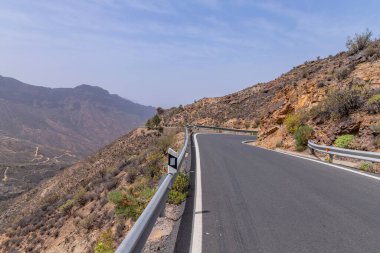 İspanya, Gran Canaria 'daki dağlardan geçen yol