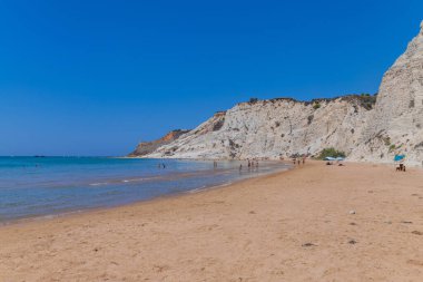 Sicilya, İtalya: İtalya 'nın Sicilya kentindeki Scala dei Turchi plajında (Türklerin Merdivenleri) bazı insanlar