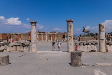 Pompei, İtalya: bir şehrin kalıntıları. Pompeii, M.S. 79 yılında Vesuvius Dağı 'nın patlaması sonucu ölen antik bir Roma şehridir..