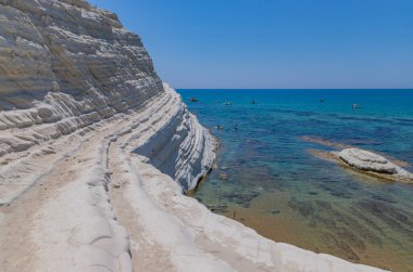 Sicilya, İtalya: İtalya 'nın Sicilya kentindeki Scala dei Turchi plajında (Türklerin Merdivenleri) bazı insanlar