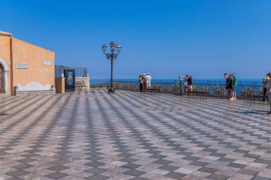 Taormina, Sicilya, İtalya: Sicilya 'nın Taormina kentinin resmi ana meydanı IX Aprile ve San Giuseppe kilisesi ile birlikte