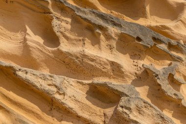 Portekiz 'in Albufeira, Algarve bölgesi yakınlarındaki Falesia sahilindeki güzel kireçtaşı kayalıkları.