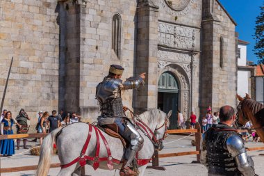 Caminha, Portekiz: Ortaçağ Fuarı canlandırması sırasında Caminha. Caminha Portekiz 'in kuzeyinde bir kasabadır ve turistler arasında çok popülerdir..