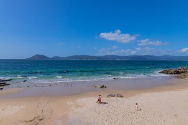 Coruna, Galiçya, İspanya: Galiçya, İspanya 'da insanların dinlendiği güneşli bir plaj