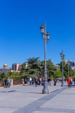 Madrid, İspanya: İspanya 'daki Kraliyet Sarayı' nda turistler. Madrid Kraliyet Sarayı, İspanyol Kraliyet Ailesi 'nin resmi ikametgahıdır. Madrid, İspanya