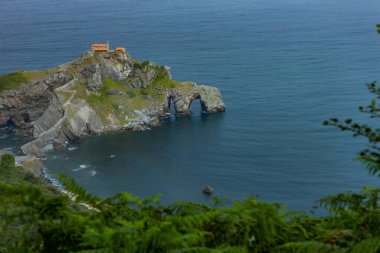 San Juan de Gaztelugatxe, İspanya 'nın başkenti Bermeo' da bulunan bir köprü ile anakaraya bağlanan Vaftizci Yahya 'ya adanmış bir kilise..