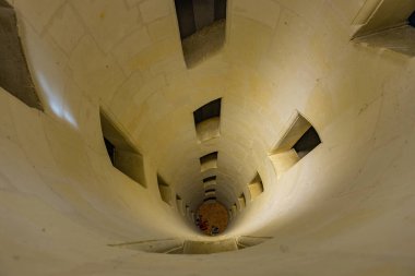 Chambord, Fransa, Chambord Şatosu 'ndaki merdiven boşluğu. Chambord, 1519-1547 yılları arasında I. Francis için bir av sarayı olarak inşa edilen Loire Vadisi 'ndeki en büyük şatodur.