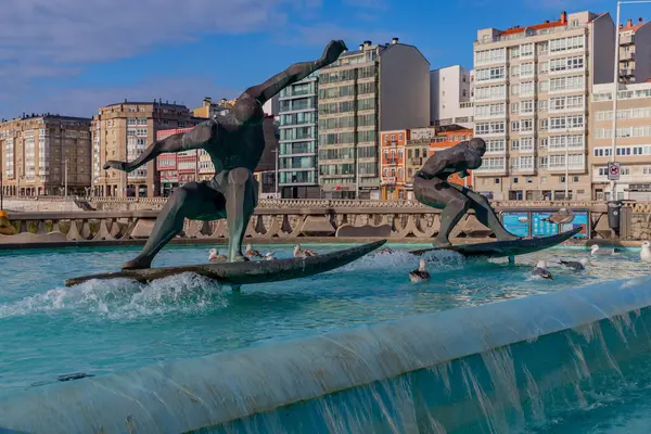 Coruna, İspanya: Riazor, Coruna, İspanya 'daki bir çeşmede sörfçülerin bronz heykelleri