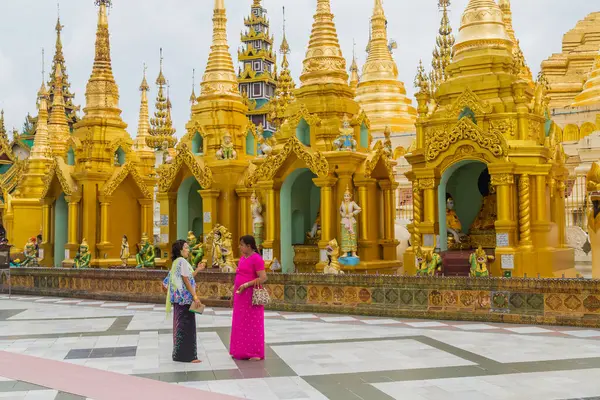 Yangon, Myanmar: Tapınmacılar Shwedagon Pagoda 'yı ziyaret ettiler. Shwedagon Pagoda, Myanmar 'daki en kutsal Budist tapınağıdır..