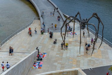 Bilbao, İspanya: Guggenheim Müzesi yakınlarındaki Bilbao, Kanadalı-Amerikalı mimar Frank Gehry tarafından tasarlanmış bir modern ve çağdaş sanat müzesidir..