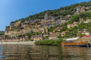 La Roc Gageac; Fransa: Fransa 'nın Dordogne bölgesindeki La Roc Gageac Ortaçağ nehir köyü