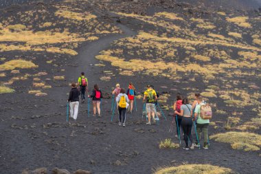 Etna Dağı, Catania, Sicilya, İtalya: Etna Dağı, Sicilya, İtalya 'da aktif volkan kraterinde yürüyen insanlar