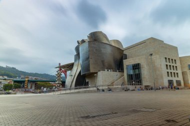 Bilbao, İspanya: Guggenheim Müzesi, Kanadalı-Amerikalı mimar Frank Gehry tarafından tasarlanan modern ve çağdaş sanat müzesidir..