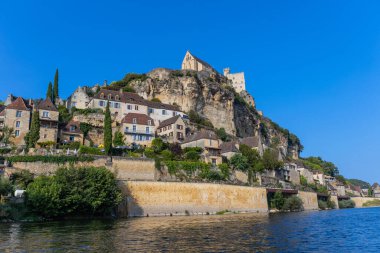 Dordogne nehrinden Beynac kalesi. Beynac et Cazenac, Yeni Aquitaine, Fransa