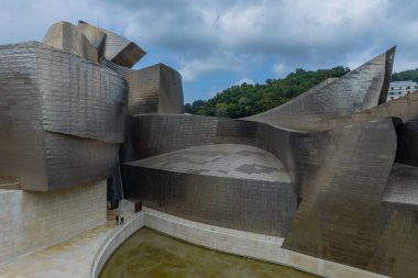 Bilbao, İspanya: Guggenheim Müzesi, Kanadalı-Amerikalı mimar Frank Gehry tarafından tasarlanan modern ve çağdaş sanat müzesidir..