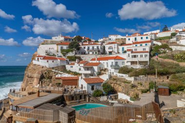 Azenhas do Mar, Sintra, Lizbon, Portekiz: Güzel Azenhas beyaz evler ve Portekiz 'deki doğal yüzme havuzuyla Mar köyü perspektifi yapıyor