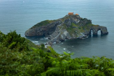 San Juan de Gaztelugatxe, İspanya 'nın başkenti Bermeo' da bulunan bir köprü ile anakaraya bağlanan Vaftizci Yahya 'ya adanmış bir kilise..