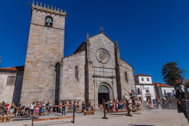 Caminha, Portekiz: Ortaçağ Fuarı canlandırması sırasında Caminha. Caminha Portekiz 'in kuzeyinde bir kasabadır ve turistler arasında çok popülerdir..