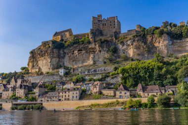Dordogne nehrinden Beynac kalesi. Beynac et Cazenac, Yeni Aquitaine, Fransa