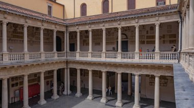 Padua, İtalya: Palazzo Bo (Bo Palace) bahçesi, 1539 yılında İtalya 'nın Padua şehrinde Padova Üniversitesi' nin tarihi yapı evi.
