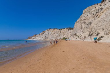 Sicilya, İtalya: İtalya 'nın Sicilya kentindeki Scala dei Turchi plajında (Türklerin Merdivenleri) bazı insanlar