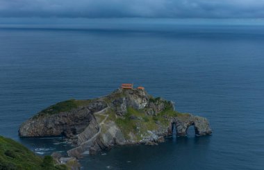 San Juan de Gaztelugatxe, İspanya 'nın başkenti Bermeo' da bulunan bir köprü ile anakaraya bağlanan Vaftizci Yahya 'ya adanmış bir kilise..