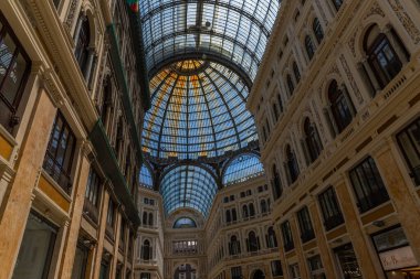 Napoli, İtalya: Napoli, İtalya 'daki alışveriş galerisi Umberto. Napoli tarihi şehir merkezi Avrupa 'nın en büyük kentidir ve UNESCO tarafından bir Dünya Mirası Alanı olarak listelenmiştir.