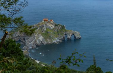 San Juan de Gaztelugatxe, İspanya 'nın başkenti Bermeo' da bulunan bir köprü ile anakaraya bağlanan Vaftizci Yahya 'ya adanmış bir kilise..