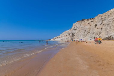 Sicilya, İtalya: İtalya 'nın Sicilya kentindeki Scala dei Turchi plajında (Türklerin Merdivenleri) bazı insanlar