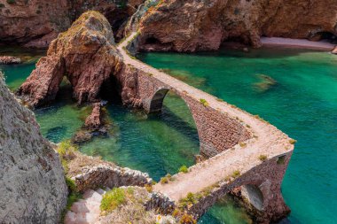 Köprüden Fort John Baptist 'e, Berlenga adasında, Peniche yakınlarında. Portekiz