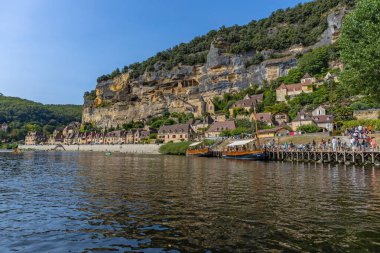 La Roc Gageac; Fransa: Fransa 'nın Dordogne bölgesindeki La Roc Gageac Ortaçağ nehir köyü