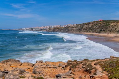 Okyanus dalgaları ve Lizbon yakınlarındaki Ericeira 'daki muhteşem kayalık sahil manzarası. Portekiz