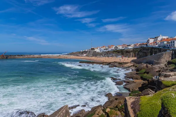 Ericeira Portugal: Lizbon yakınlarındaki Ericeira köyündeki Praia dos Pescadores (balıkçı plajı) manzarası. Ericeira Portekiz