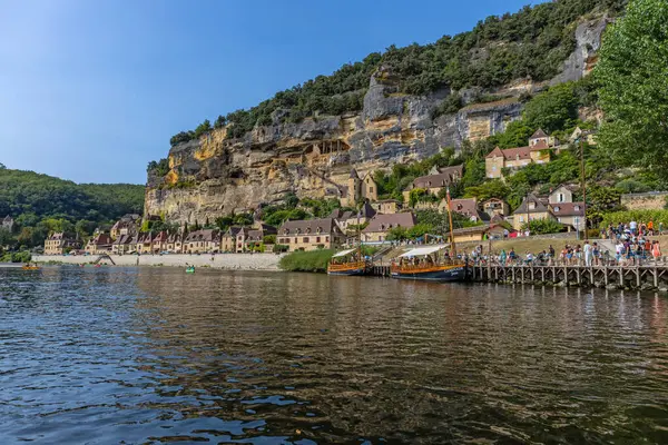 La Roc Gageac; Fransa: Fransa 'nın Dordogne bölgesindeki La Roc Gageac Ortaçağ nehir köyü