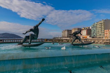 Coruna, İspanya: Riazor, Coruna, İspanya 'daki bir çeşmede sörfçülerin bronz heykelleri