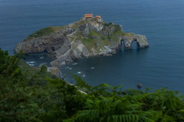 San Juan de Gaztelugatxe, İspanya 'nın başkenti Bermeo' da bulunan bir köprü ile anakaraya bağlanan Vaftizci Yahya 'ya adanmış bir kilise..