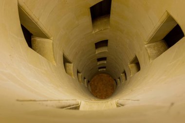 Chambord, Fransa, Chambord Şatosu 'ndaki merdiven boşluğu. Chambord, Loire Valley 'deki en büyük şatodur.