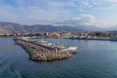 Palermo, Sicilya, İtalya: Tekneli eski Palermo Limanı ve İtalya kıyılarındaki renkli evler. Monte Pellegrino arka planda.