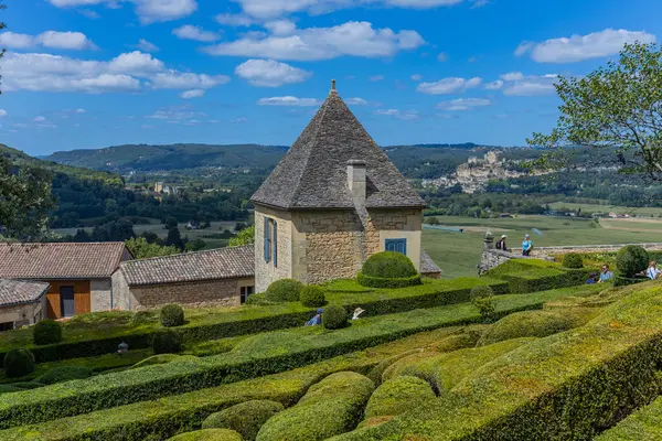 Dordogne, Fransa: Fransa 'nın Dordogne bölgesindeki Jardins de Marqueyssac bahçesinde tespih kuşu