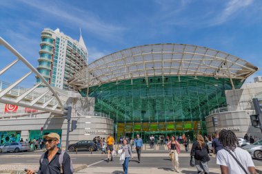 Lizbon, Portekiz: İber Yarımadası kesintisi sırasında kalabalık otobüs durağı ve insanlar uzun kuyruklarda taşımacılık bekliyor.