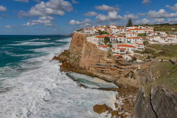 Sintra, Portekiz: Azenhas 'taki kayalıklar açık mavi gökyüzünün altında deniz köpüğüyle uçuyor.