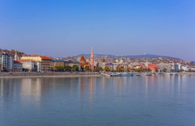 Budapeşte, Macaristan: Macaristan 'ın Budapeşte kentindeki Szilagyi Dezso Meydanı Reform Kilisesinde, sakin Tuna Nehri ile görülen kırmızı tuğla cephe ve yüksek kule yer alıyor.