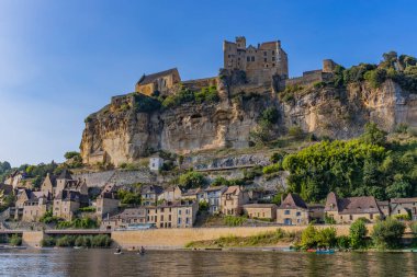 Dordogne nehrinden Beynac kalesi. Beynac et Cazenac, Yeni Aquitaine, Fransa