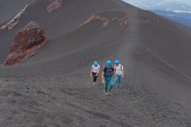 Etna Dağı, Catania, Sicilya, İtalya: Etna Dağı, Sicilya, İtalya 'da aktif volkan kraterinde yürüyen insanlar