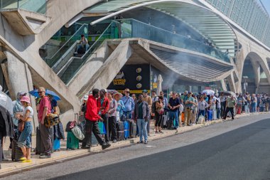 Lizbon, Portekiz: İber Yarımadası kesintisi sırasında kalabalık otobüs durağı ve insanlar uzun kuyruklarda taşımacılık bekliyor.