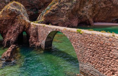 Köprüden Fort John Baptist 'e, Berlenga adasında, Peniche yakınlarında. Portekiz